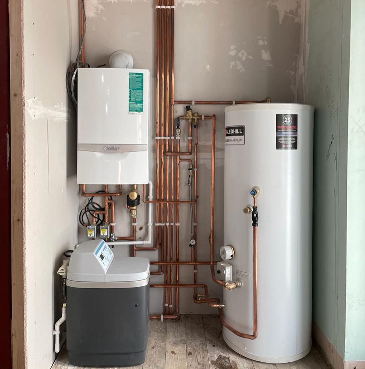 Boiler repairs Basingstoke. If you are having problems with hot water or heating systems, our experienced plumbers are here to fix all makes of boilers.